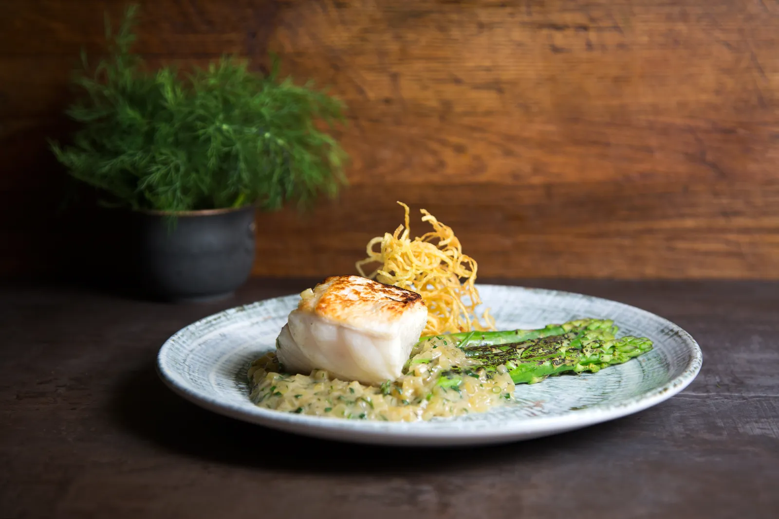 Gebratenes Fischfilet auf Risotto mit grünem Spargel aus der Wirtshausküche