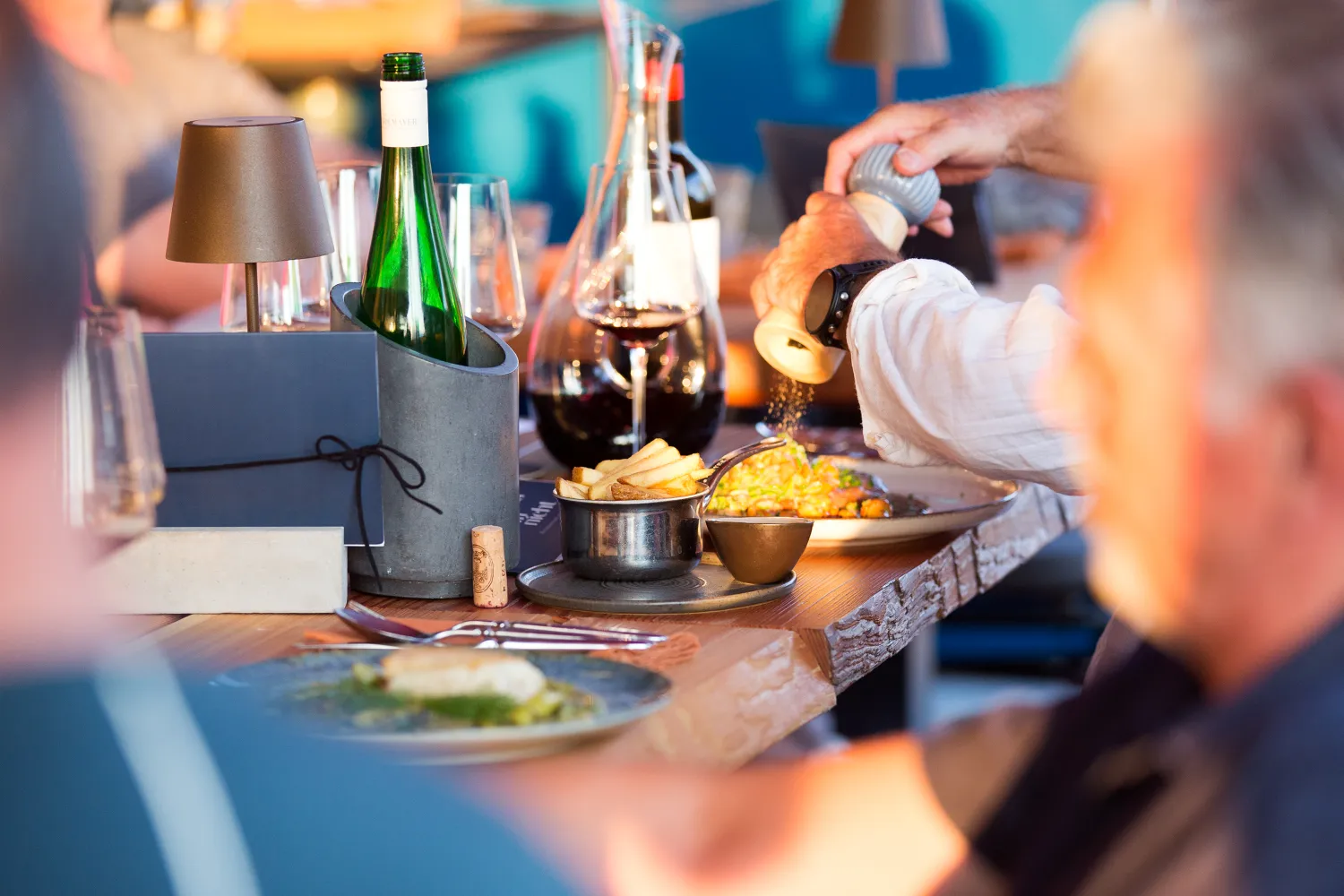 Gemütlicher Abend im Restaurant Vergissmeinnicht bei warmem Licht