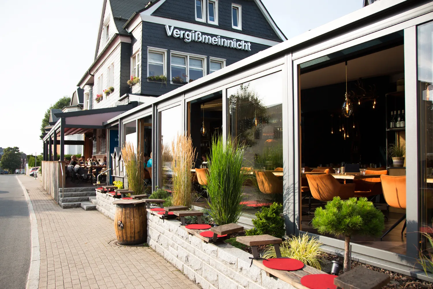 Terrasse des Vergissmeinnicht mit Bepflanzung an der Straße in Oberhof