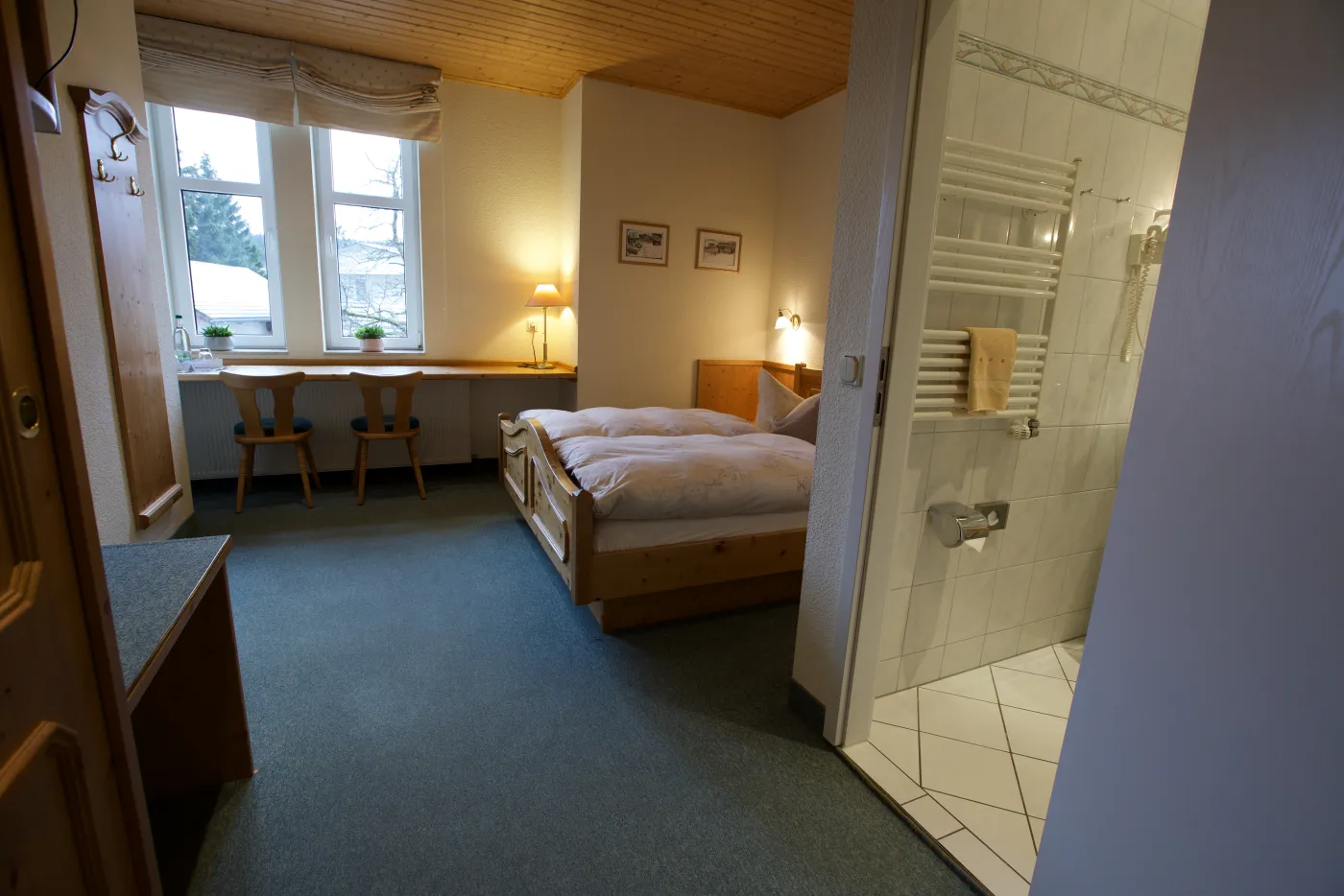 Standardzimmer im Landhausstil mit Kiefernholzmöbeln und Dusche
