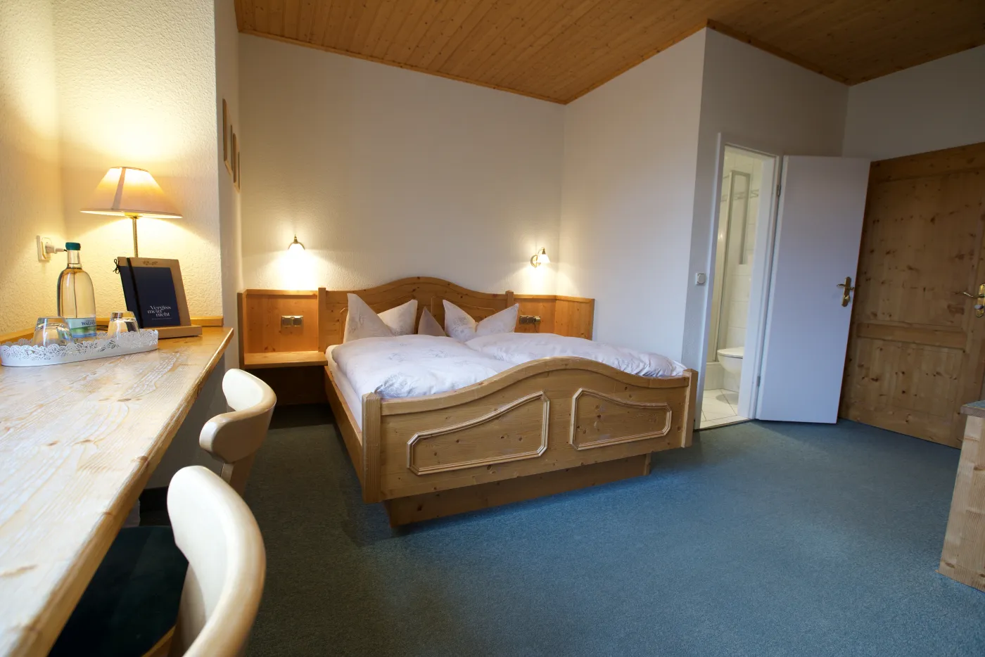 Standardzimmer im Landhausstil mit Kiefernmöbeln, Doppelbett und Schreibplatz