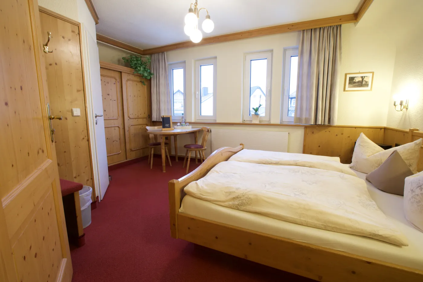 Standardzimmer mit Doppelbett, Kleiderschrank und Dachschräge